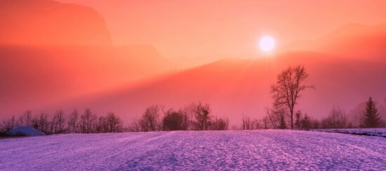 Winterlandschaft mit rotem Abendhimmel